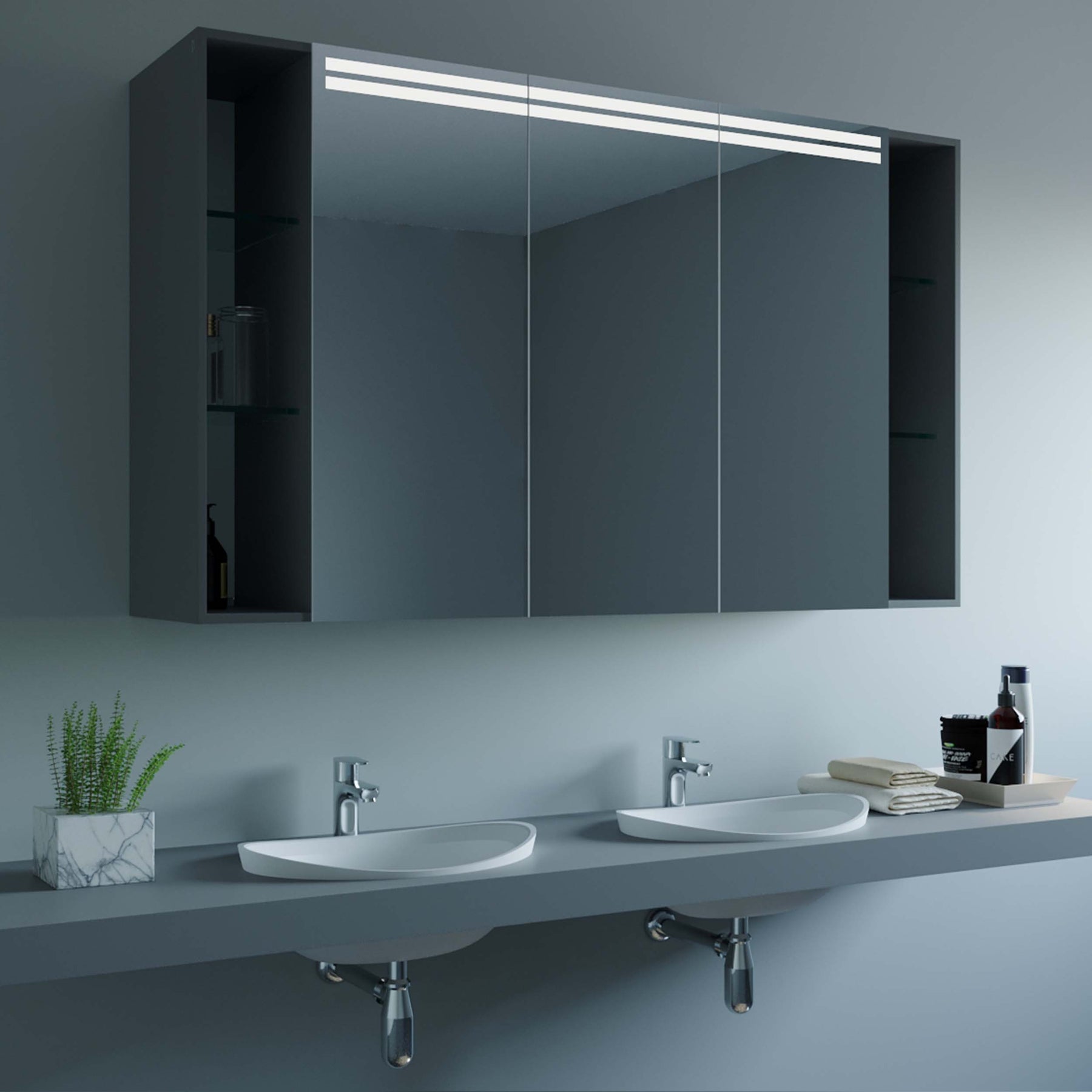 Spiegelschrank fürs Bad mit geöffneten Seitenfächern, drei Glastüren und LED-Lichtleiste.