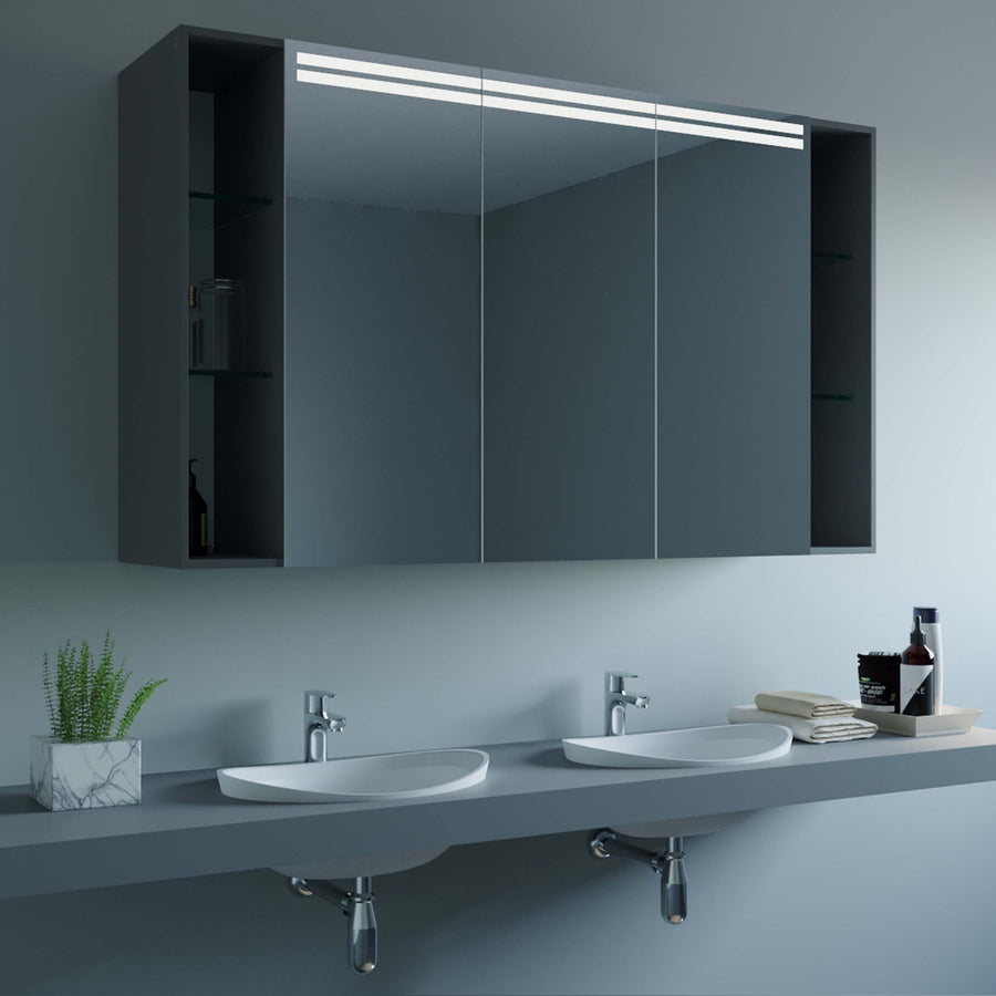 Spiegelschrank fürs Bad mit geöffneten Seitenfächern, drei Glastüren und LED-Lichtleiste.