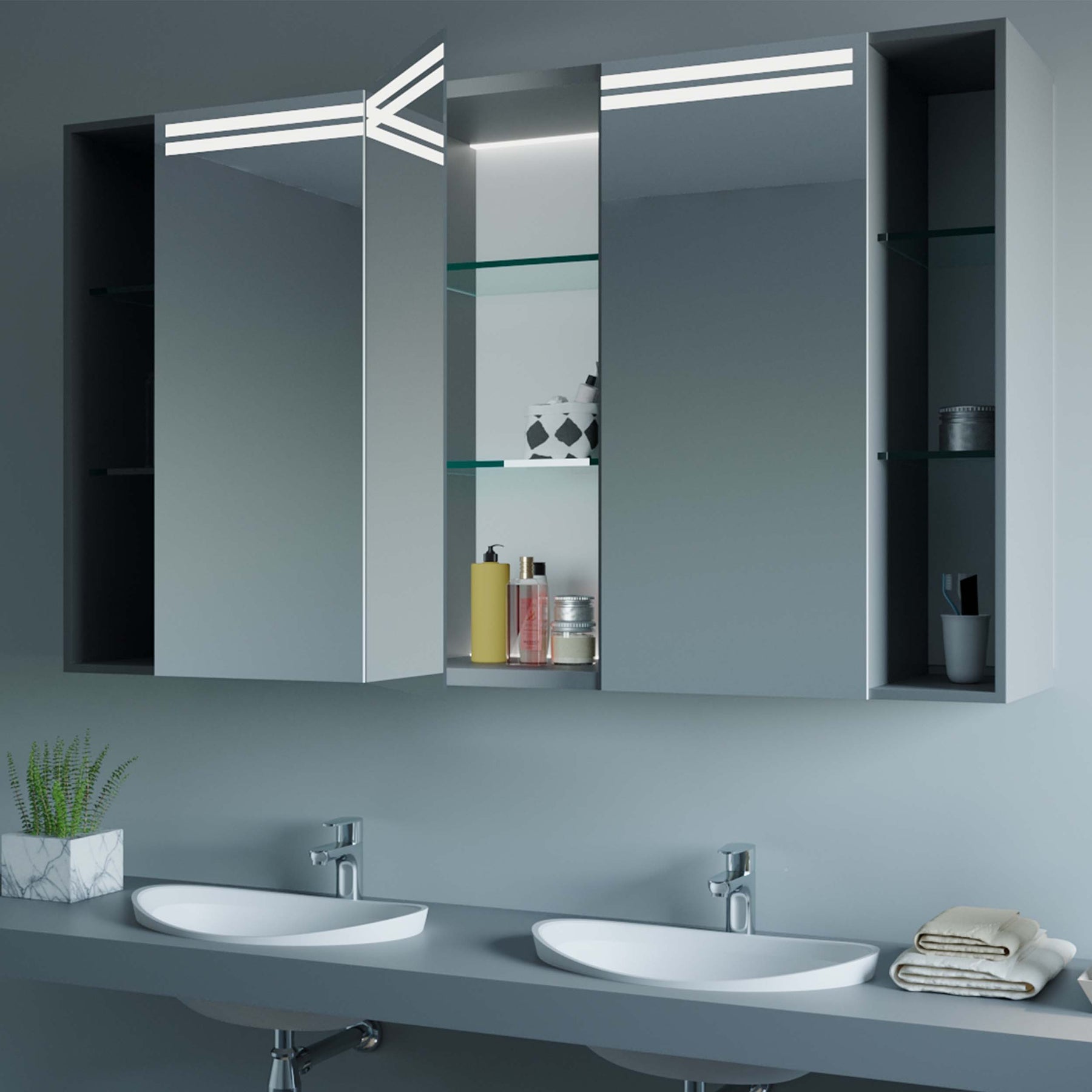Spiegelschrank fürs Bad, teilweise geöffnet mit Innenregalen und LED-Leiste über der Tür.