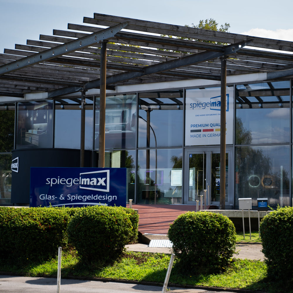 Außenansicht des Spiegelmax Showrooms/Werks in Dortmund mit Glasfassade und Beschilderung