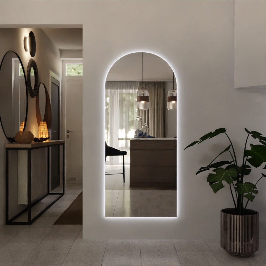 Wandspiegel mit Rundbogenform und LED-Hinterleuchtung, klar reflektierende Spiegelfläche
