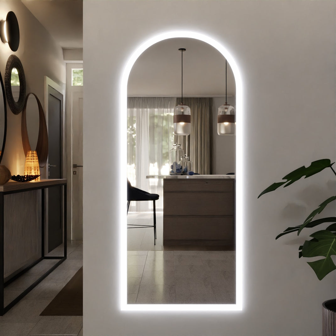 Beleuchteter Wandspiegel mit Rundbogen, leuchtender LED-Rahmen, schmale Einfassung