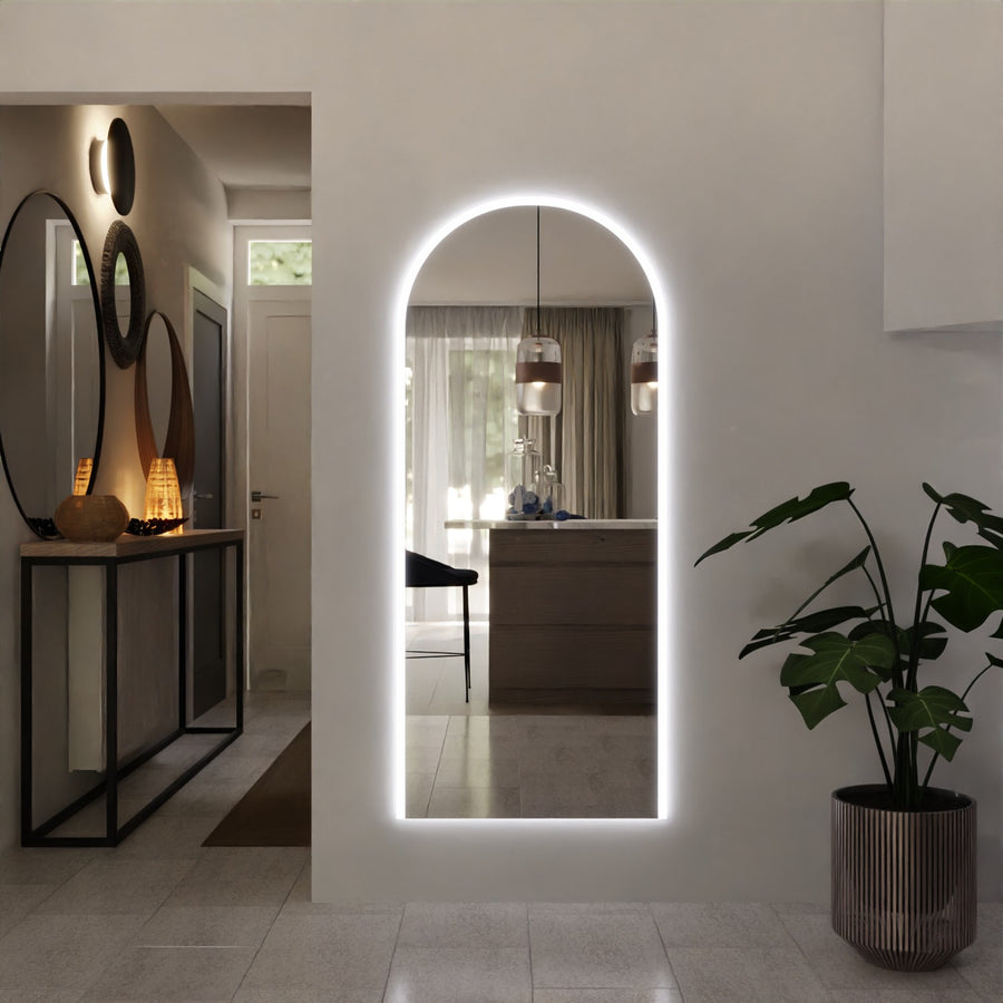 Hochkant-Wandspiegel mit Rundbogen und LED-Lichtumrandung für gleichmäßige Beleuchtung