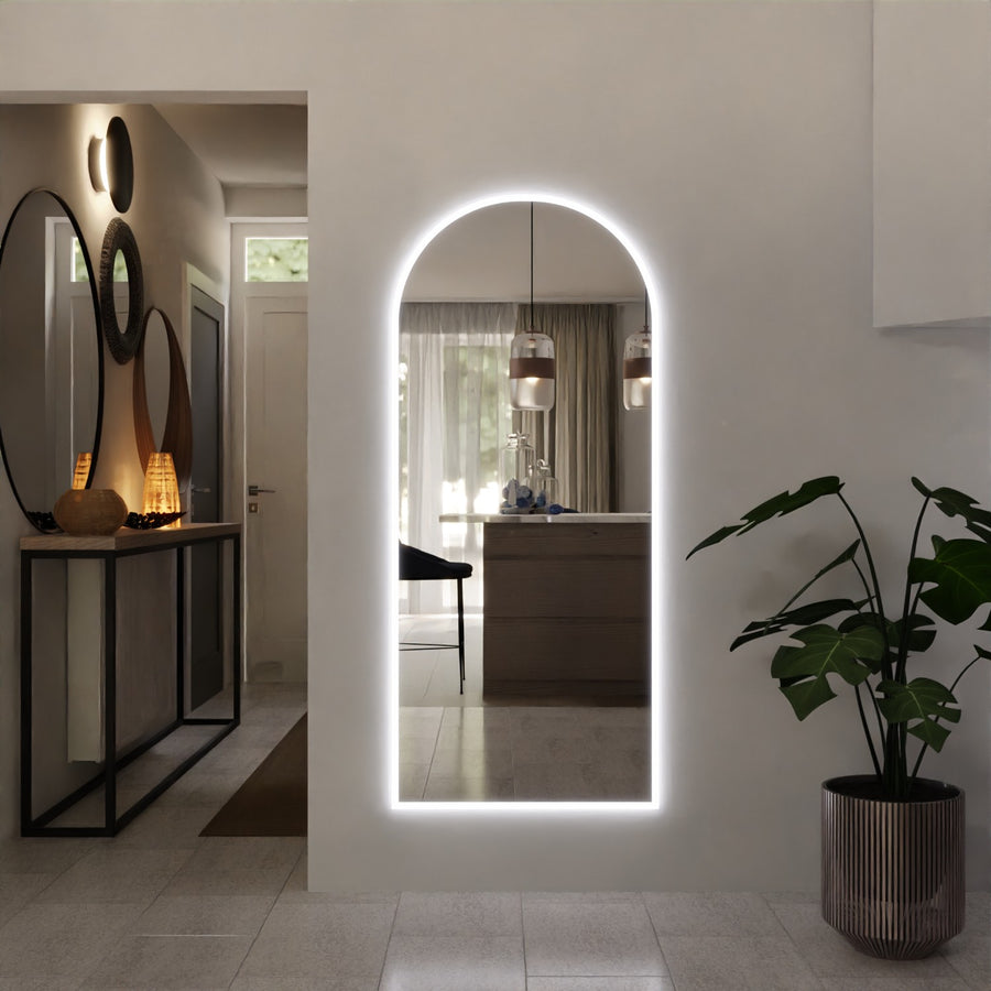 Beleuchteter Wandspiegel mit Rundbogenform und durchgehendem LED-Lichtsaum