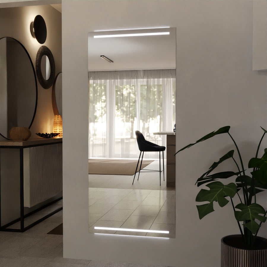 Rechteckiger LED-Flurspiegel mit durchgehender Leuchtkante unten und LED-Balken oben