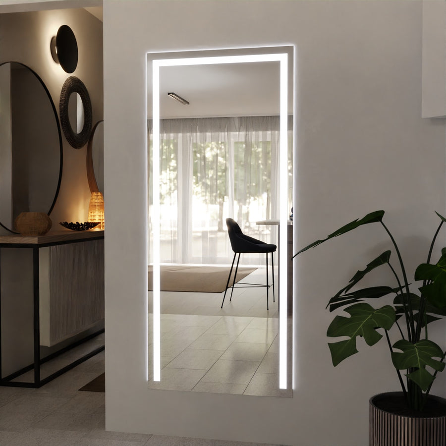 Rechteckiger LED-Wandspiegel mit leuchtendem Rahmen und glatter Spiegelfläche.
