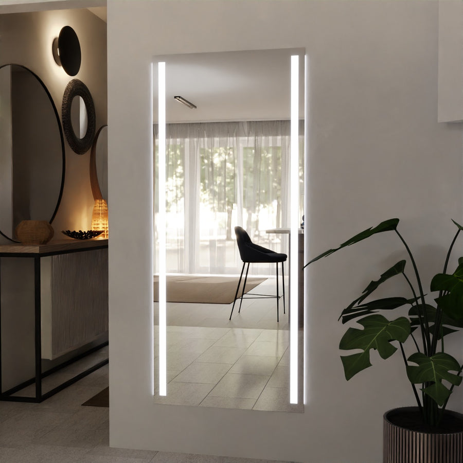 LED-Wandspiegel mit schmalem Rahmen und seitlichen, vertikal leuchtenden LED-Streifen