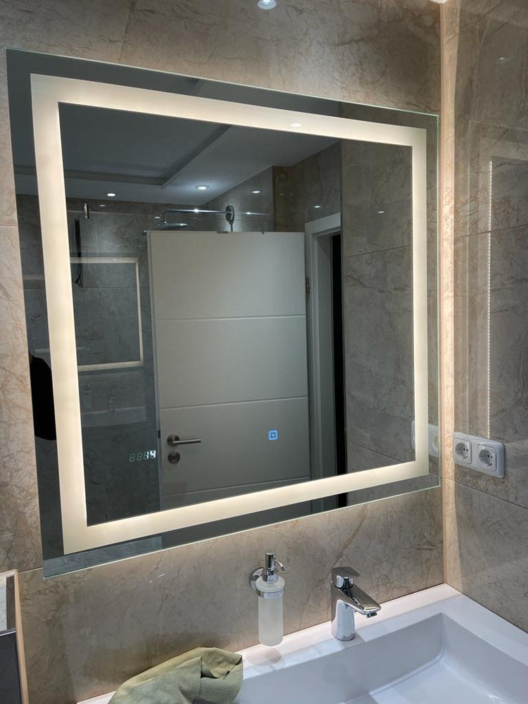 Beleuchteter Badspiegel mit LED-Rahmen in modernem Badezimmer