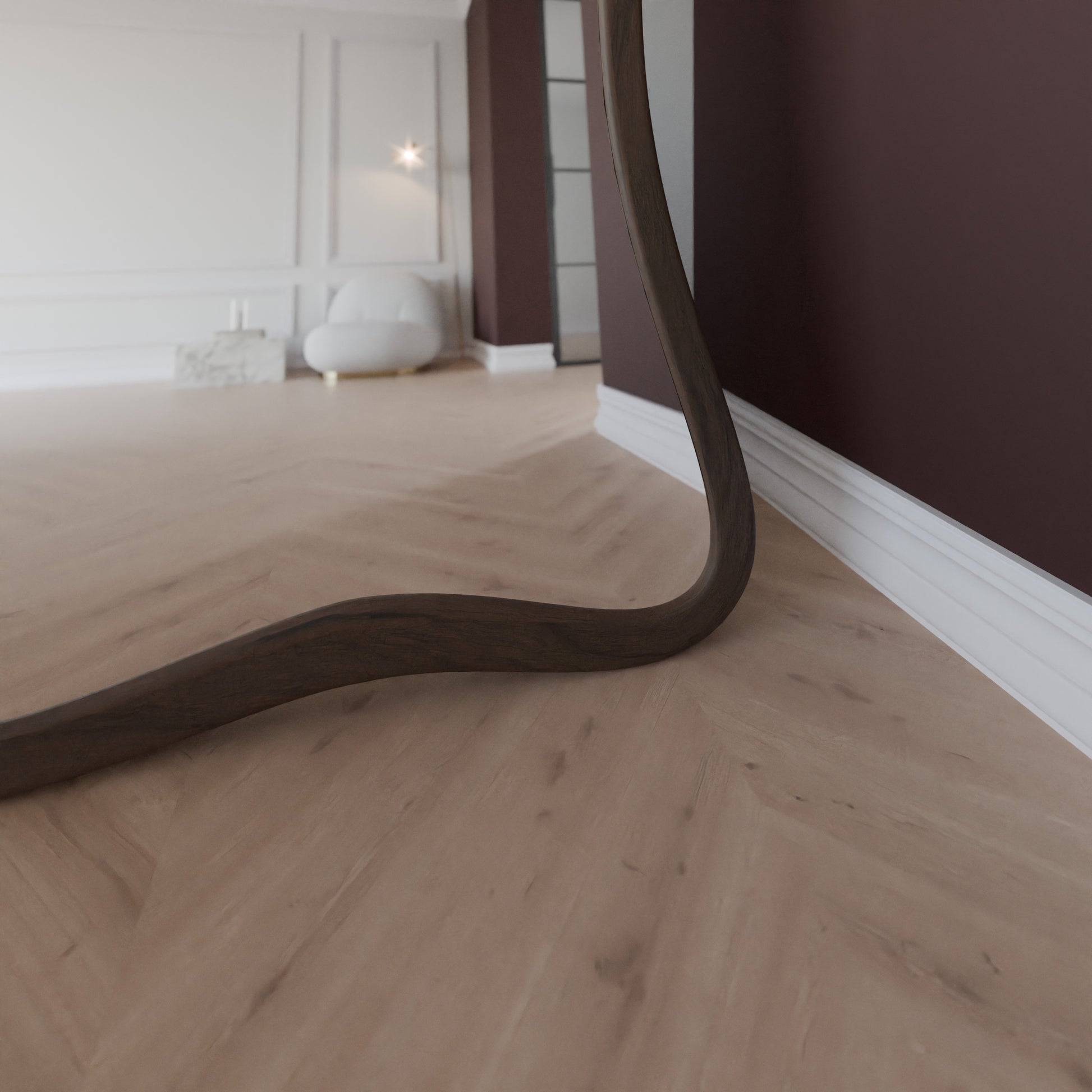 Nahaufnahme des Standfußes eines freistehenden Bodenspiegels mit dunklem Holzrahmen auf hellem Fischgrätboden