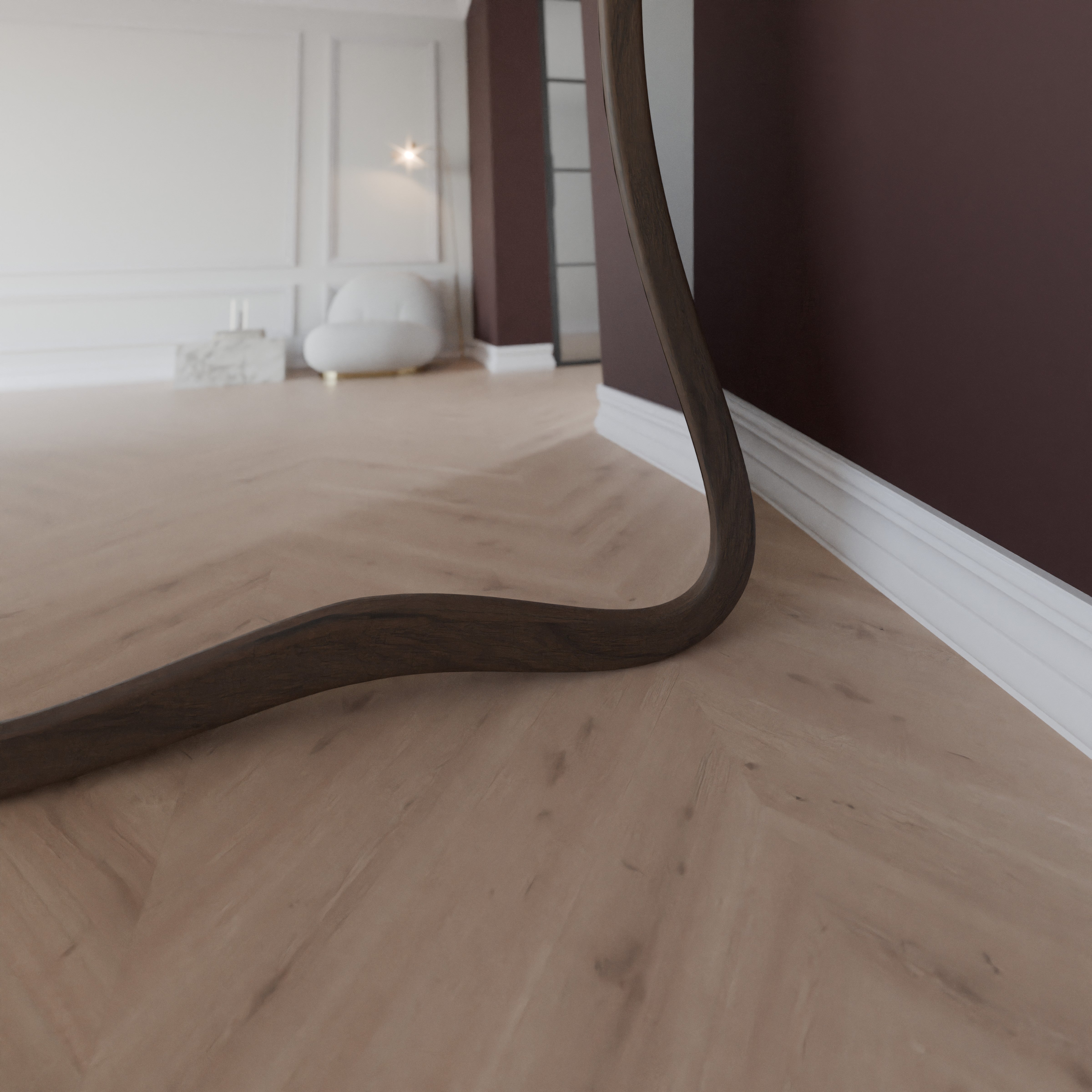 Nahaufnahme des Standfußes eines freistehenden Bodenspiegels mit dunklem Holzrahmen auf hellem Fischgrätboden