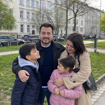 Cemil und seine Familie teilen ihre Erfahrung mit ihrem neuen Badspiegel