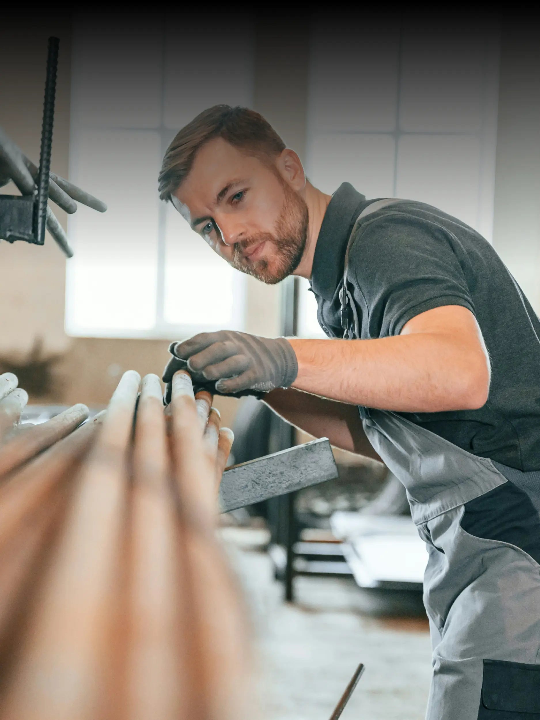 Facharbeiter überprüft präzise die Ausrichtung von Materialien bei der Herstellung maßgeschneiderter Spiegelrahmen.