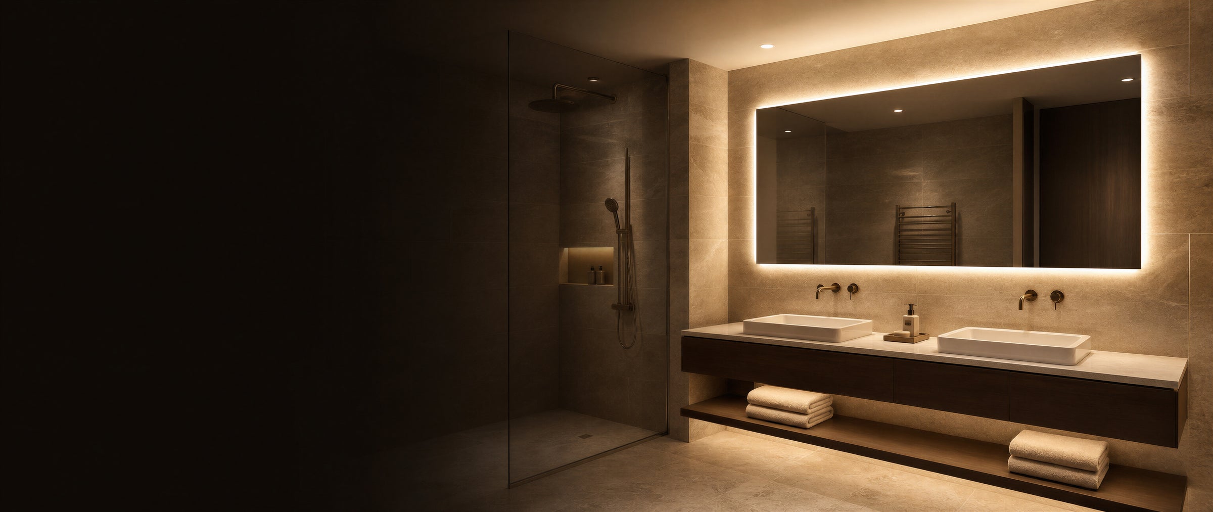 LED-Badspiegel mit Hintergrundbeleuchtung über Doppelwaschtisch in elegantem Badezimmer.