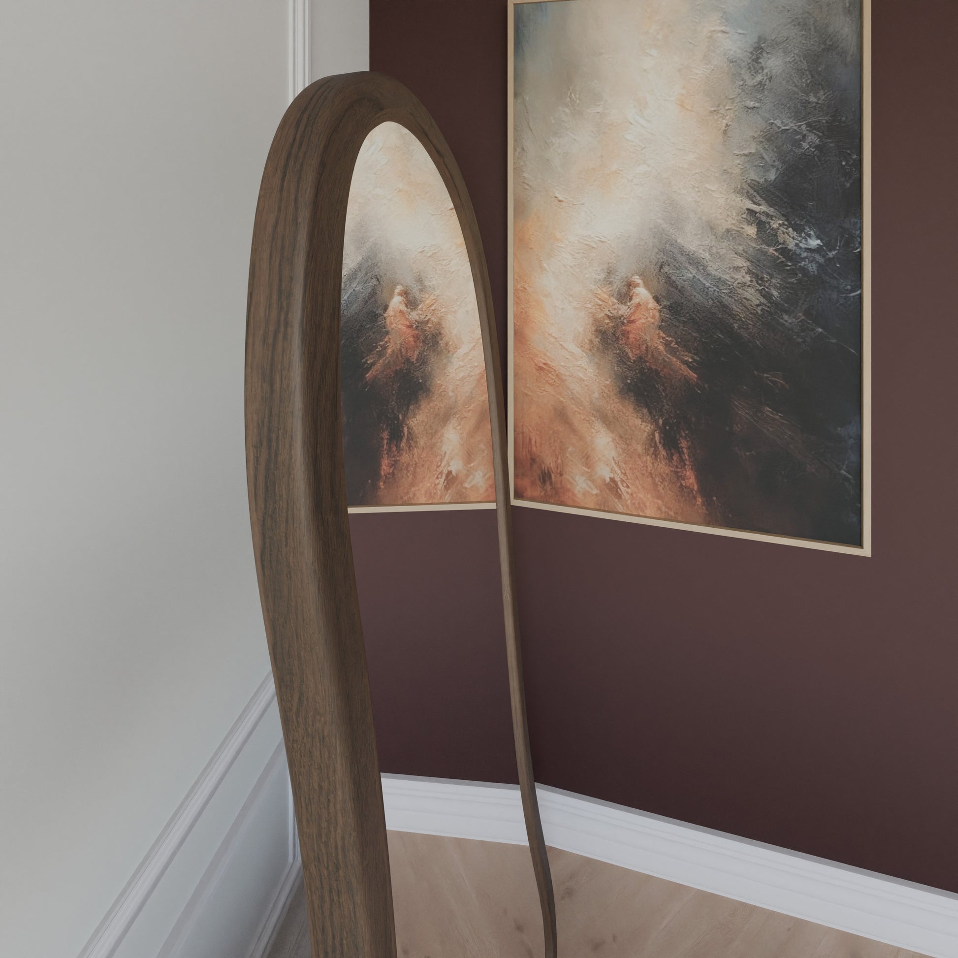 Detailaufnahme des dunklen Holzrahmens am organischen Standspiegel mit Spiegelkante und Reflexion der Wandkunst