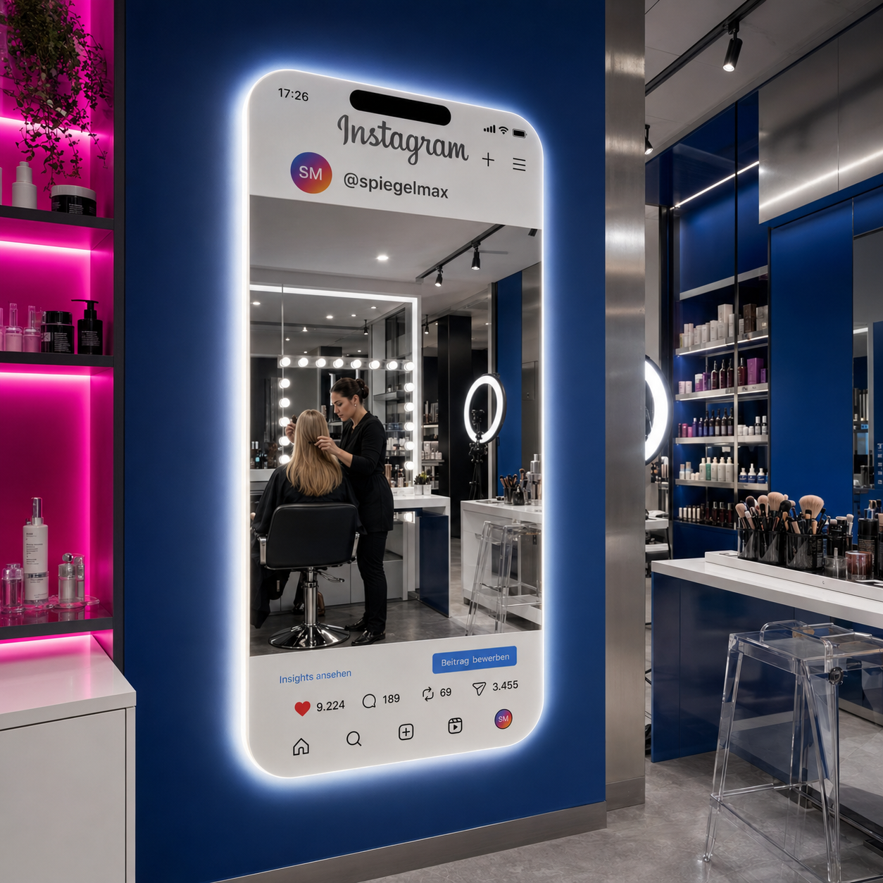 Beleuchteter Spiegel mit Instagram-Feed und @spiegelmax-Logo im Display