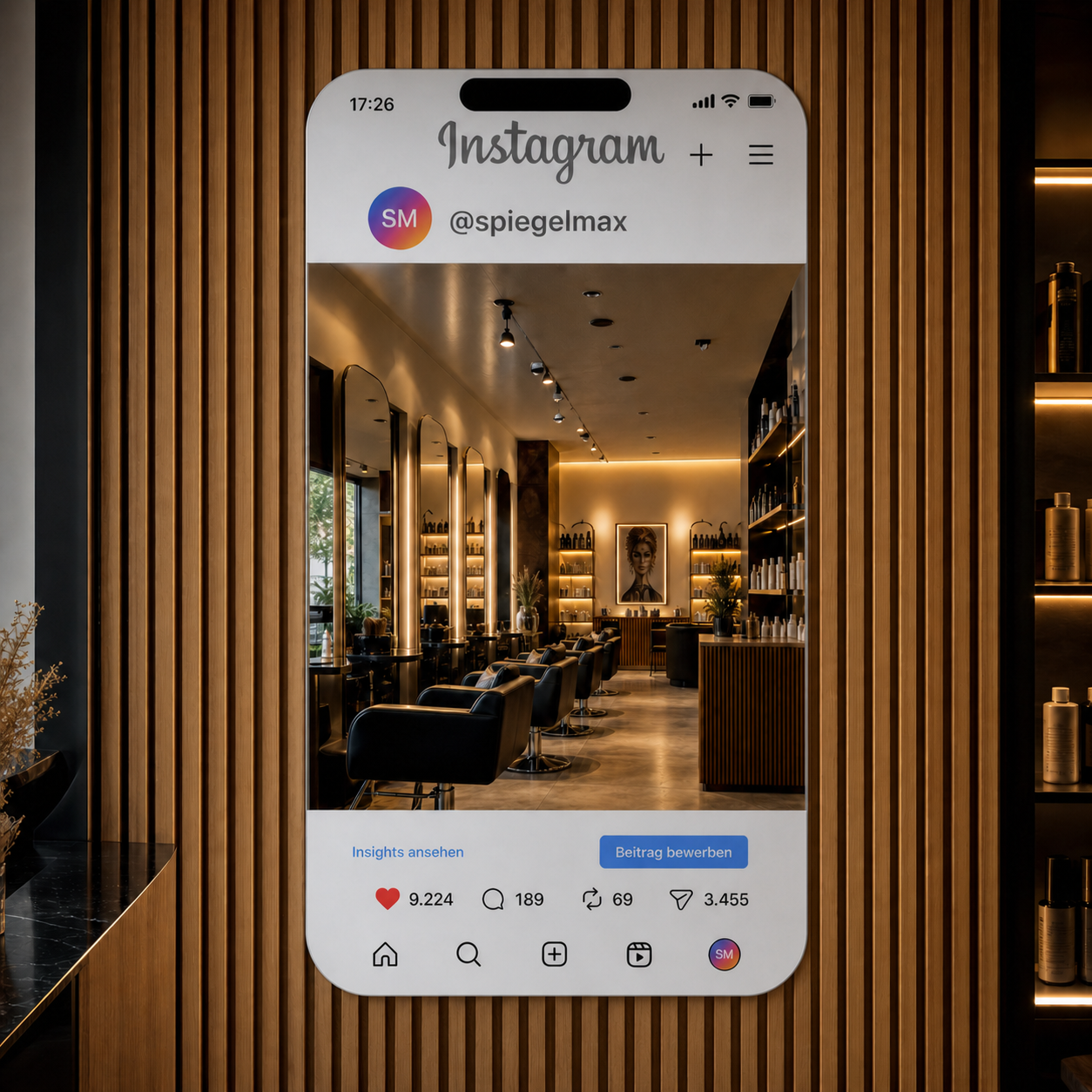 LED-Spiegel im Handyformat mit Instagram-Startansicht, warm beleuchteter Rahmen am Holz
