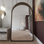 Mocha Rundbogen-Spiegel aus Massivholz, freistehend mit Raumreflexion, 180×100 cm