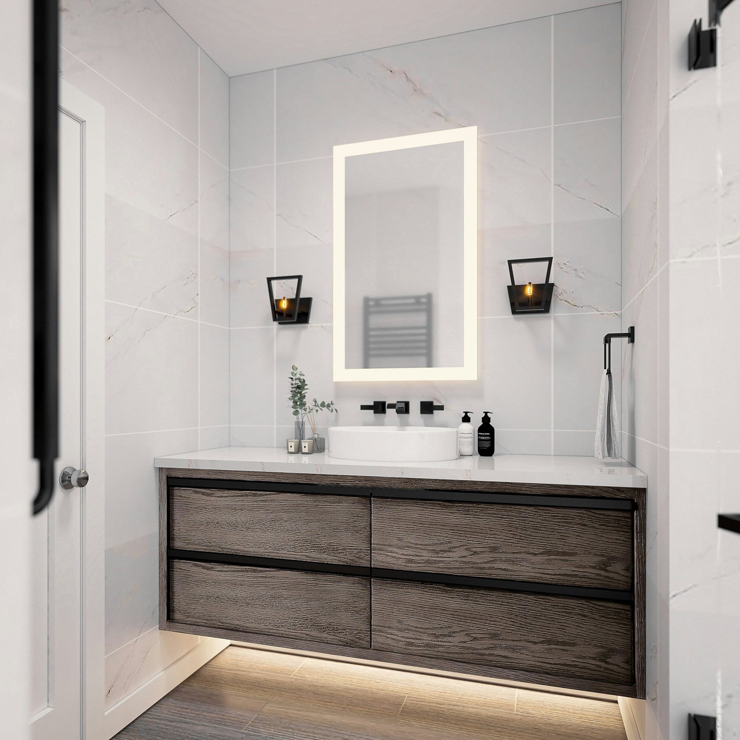 Modern eingerichtetes Badezimmer mit beleuchtetem LED-Wandspiegel, Holzwaschtisch und stilvollen Wandlampen