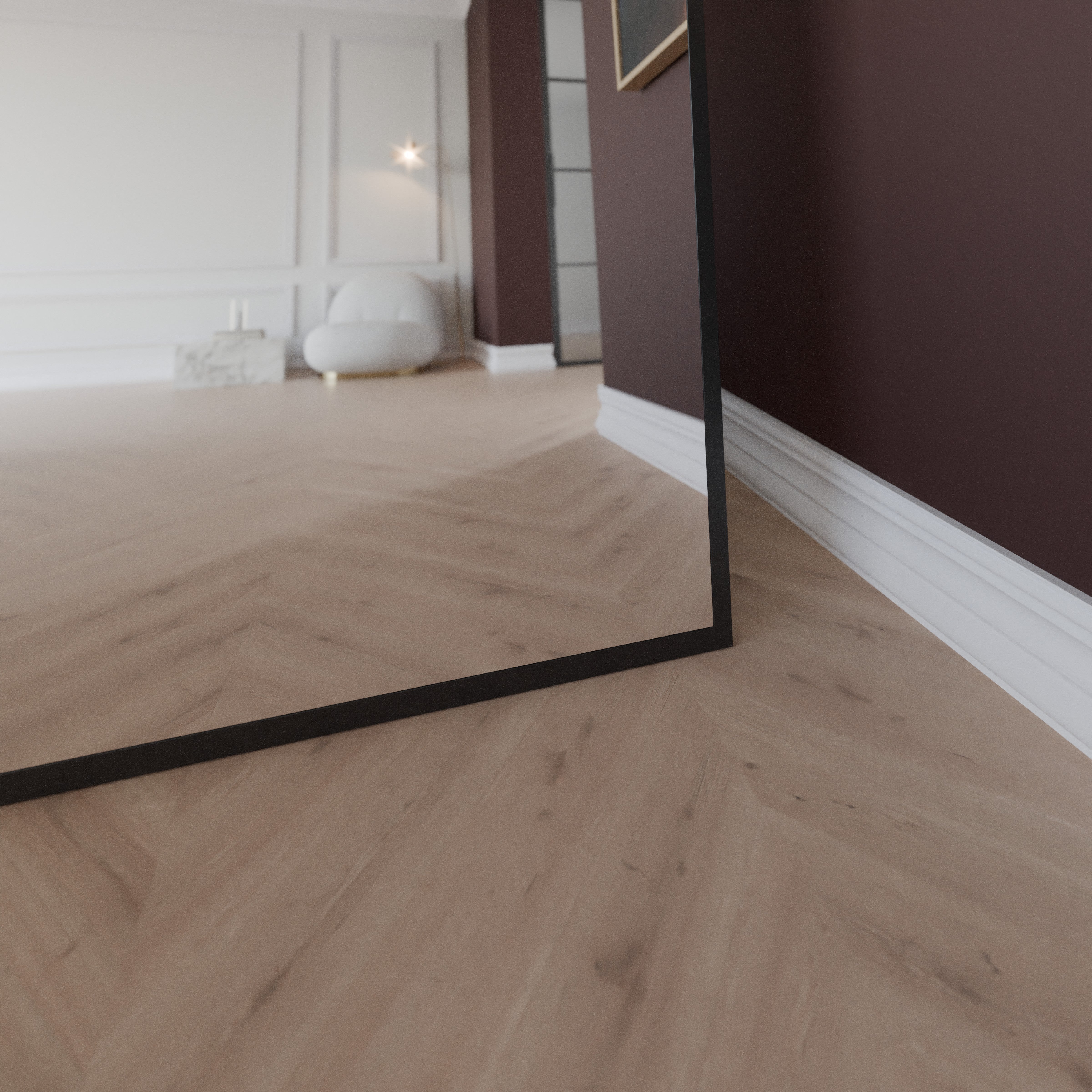 Detail Unterkante Rundbogen-Standspiegel Noir, mattschwarzer Rahmen auf Holzfußboden.