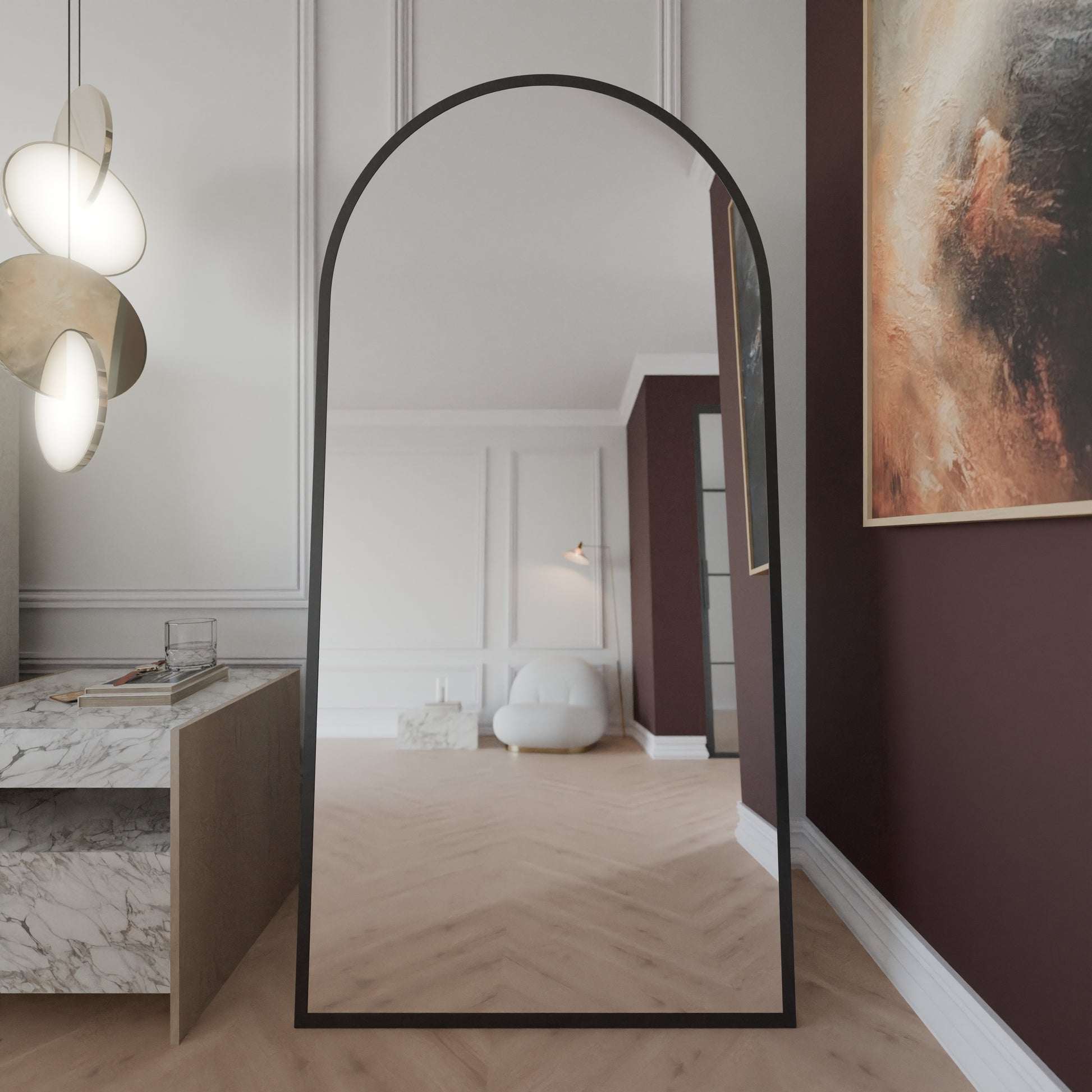 Rundbogen-Standspiegel Noir Mattschwarz, Frontansicht freistehend im Schlafzimmer.