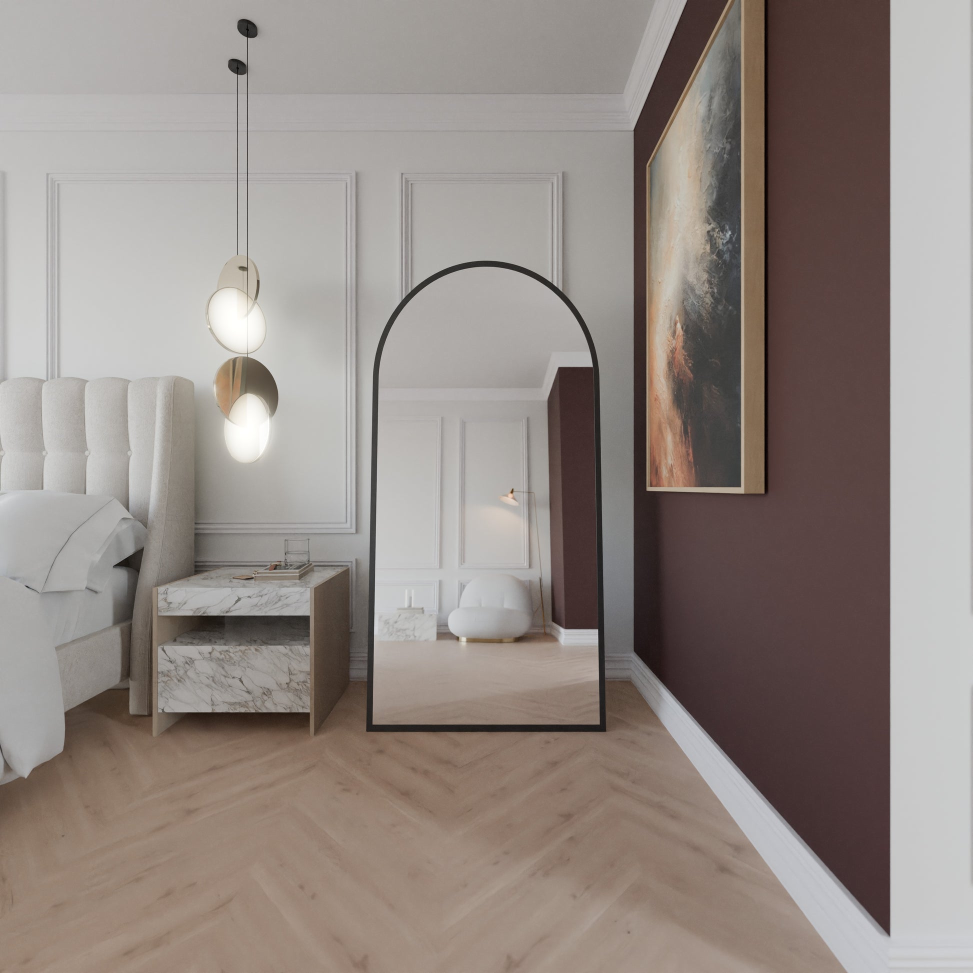 Rundbogen-Standspiegel Noir in Mattschwarz, freistehend im Schlafzimmer neben Nachttisch.