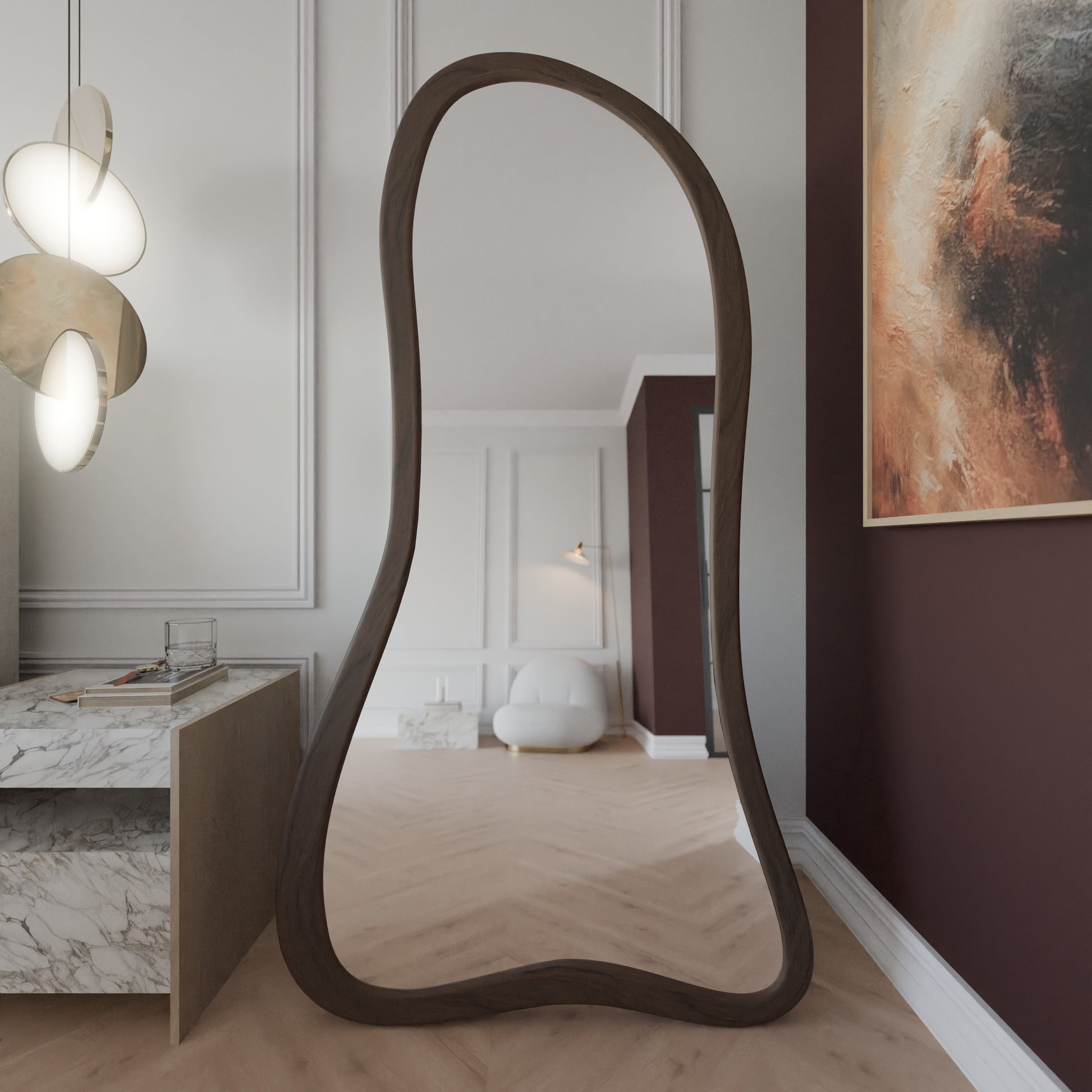 Frontansicht eines organischen Ganzkörperspiegels mit dunklem Holzrahmen, freistehend im Schlafzimmer mit Raumreflexion