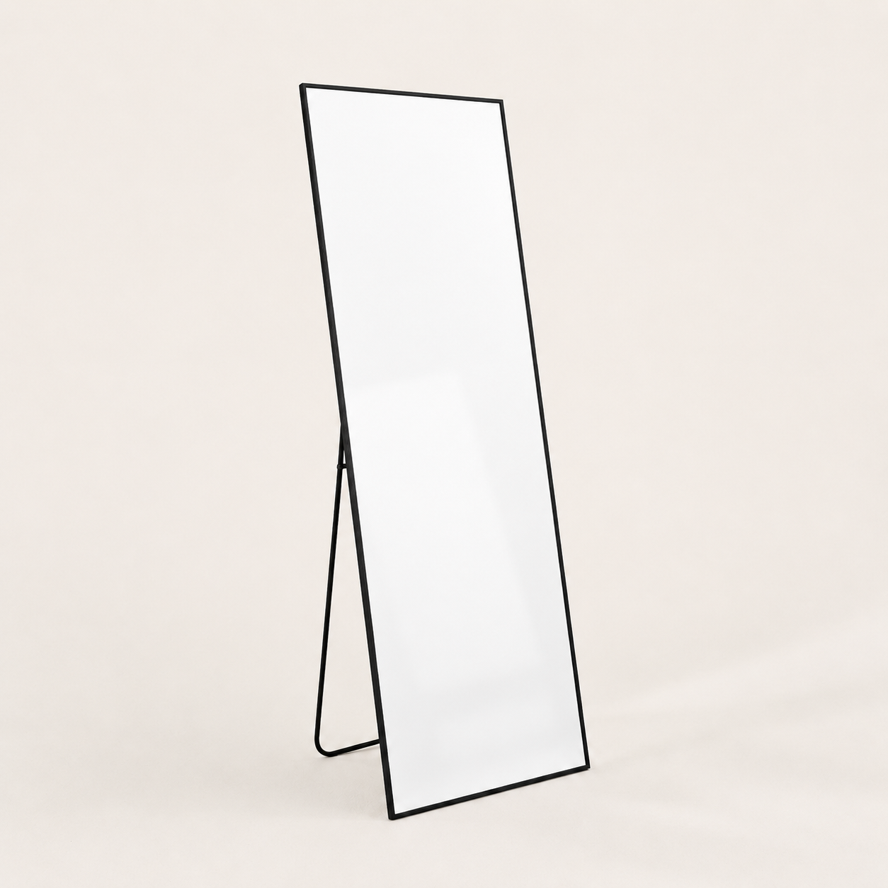Schwarzer Ganzkörperspiegel mit schmalem Aluminiumrahmen, angelehnt im hellen Wohnzimmer.