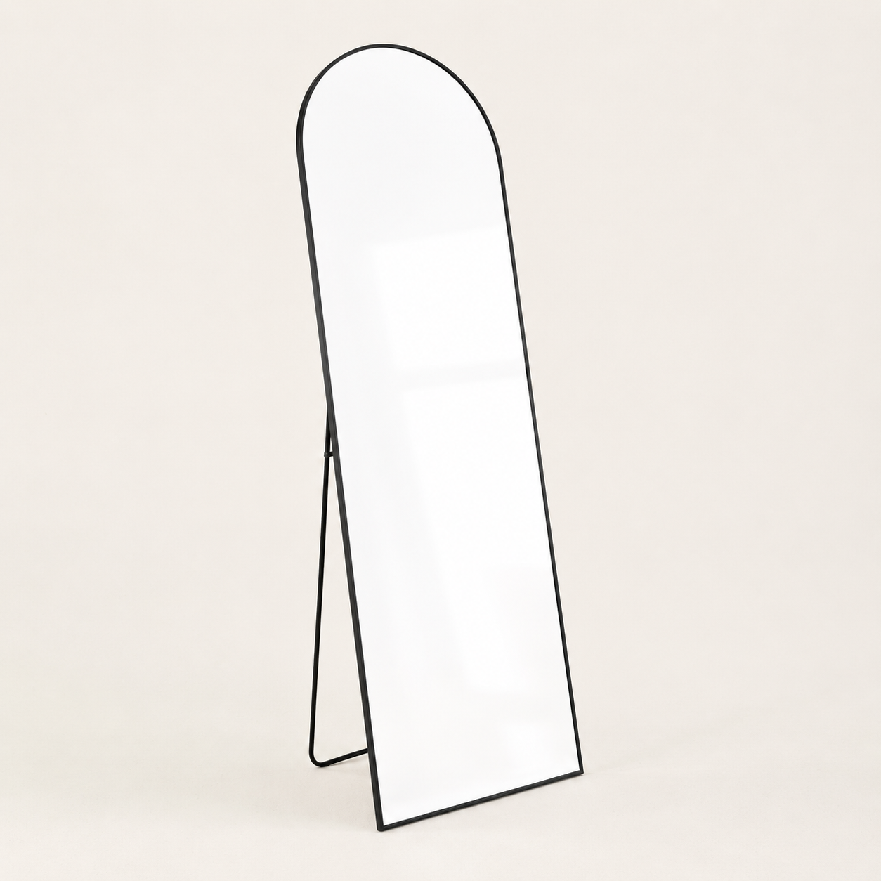 Schwarzer Standspiegel Elisse mit stabilem Aluminiumrahmen, abgerundeter Bogenform und freistehendem Design.