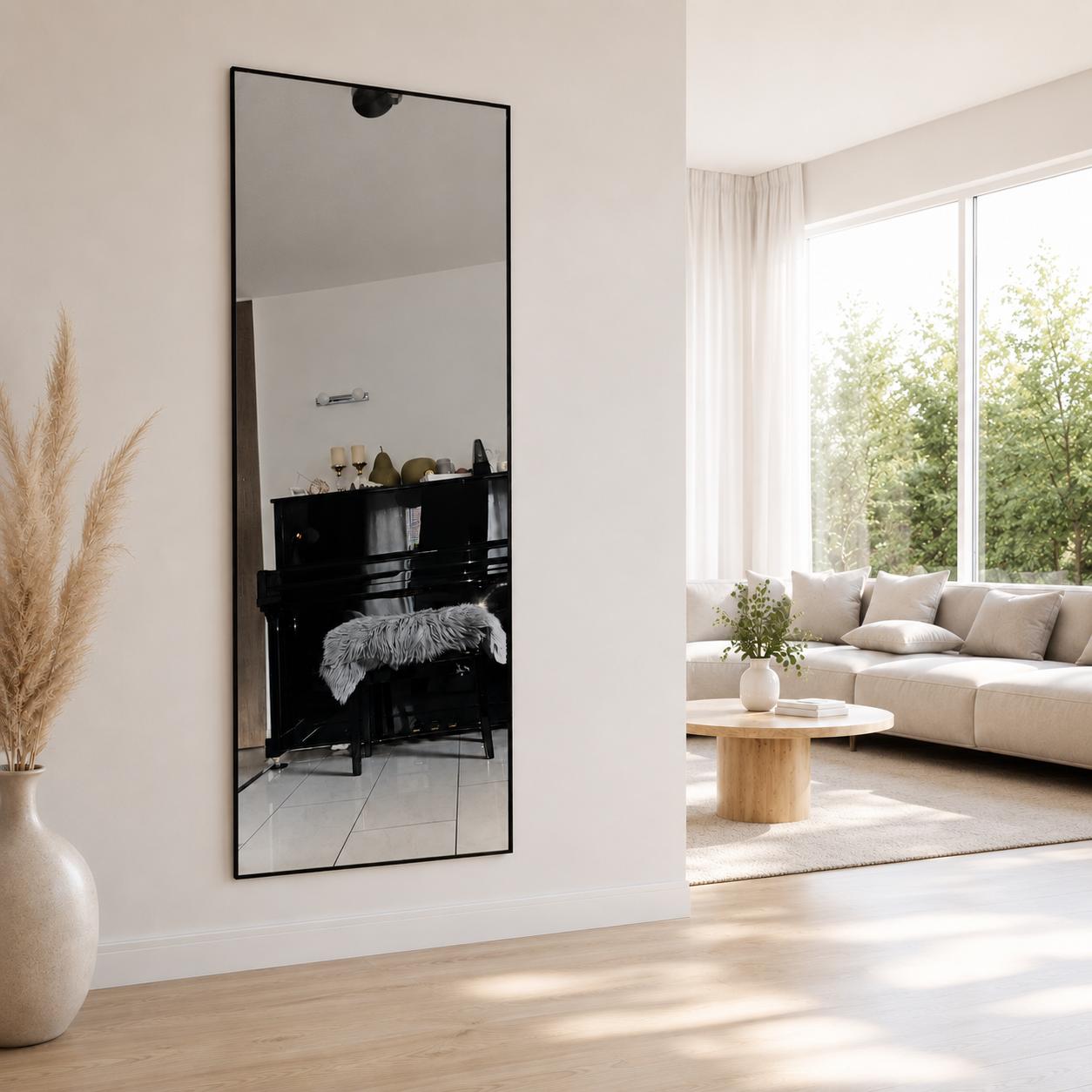Rechteckiger Wandspiegel mit schwarzem Aluminiumrahmen, modern im hellen Wohnzimmer montiert.