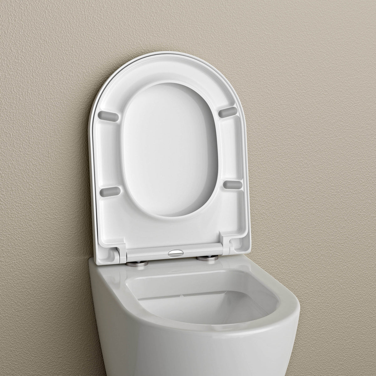 Weißer WC-Sitz mit hochgeklapptem Deckel und sichtbaren Befestigungen