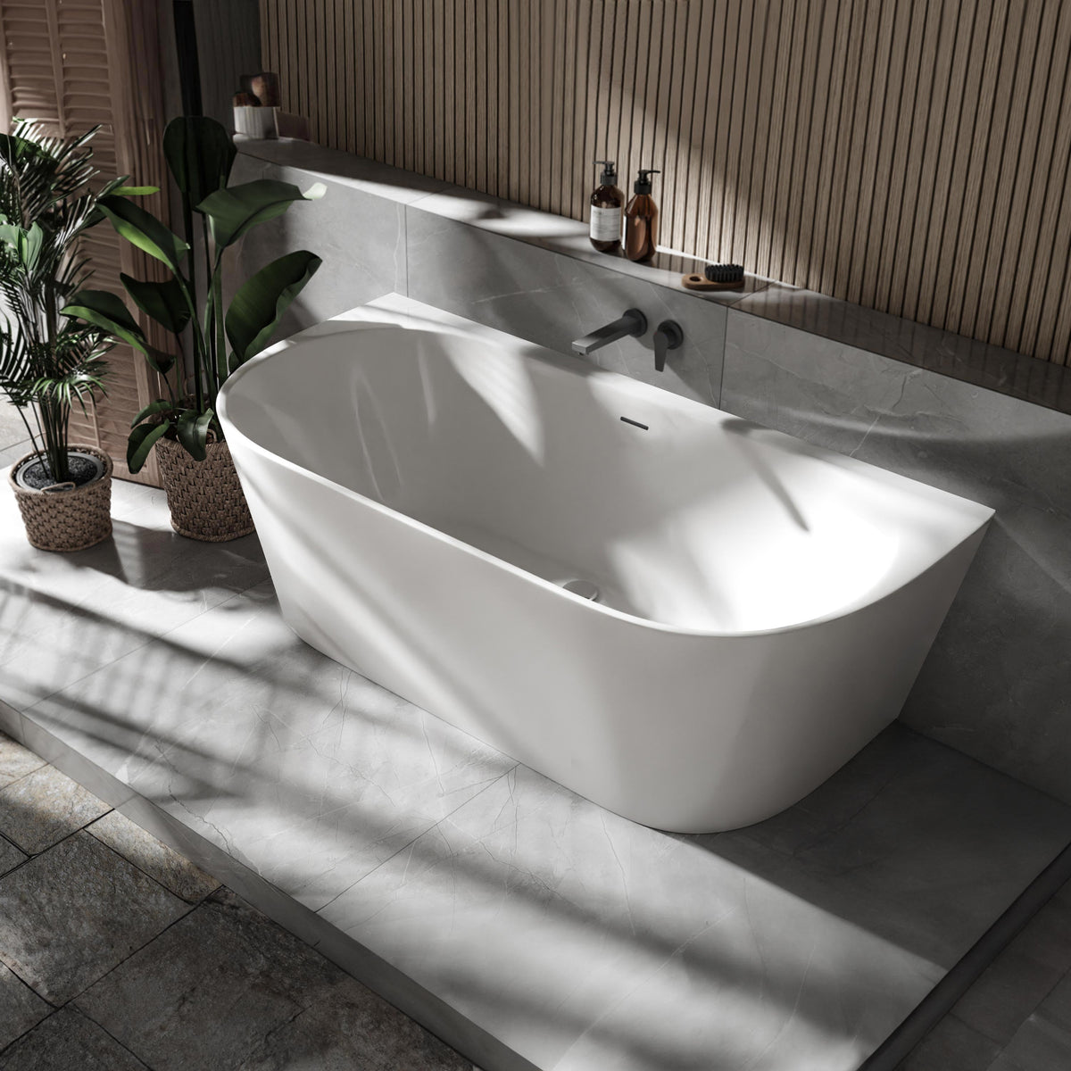 Glänzend weiße Acryl-Vorwandbadewanne, freistehend wirkend, mit abgerundeter Innenform
