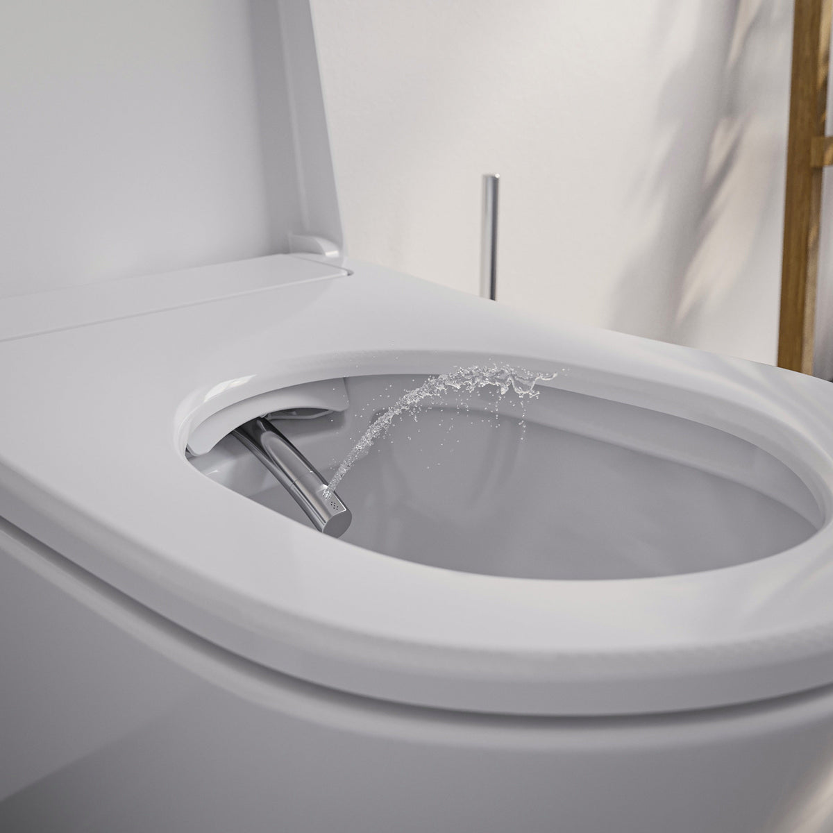 Dusch-WC-Düse sprüht Wasser schräg in die Toilettenschüssel