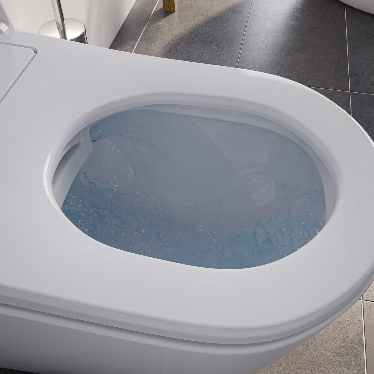 Dusch-WC mit wirbelndem Spülwasser in der Schüssel