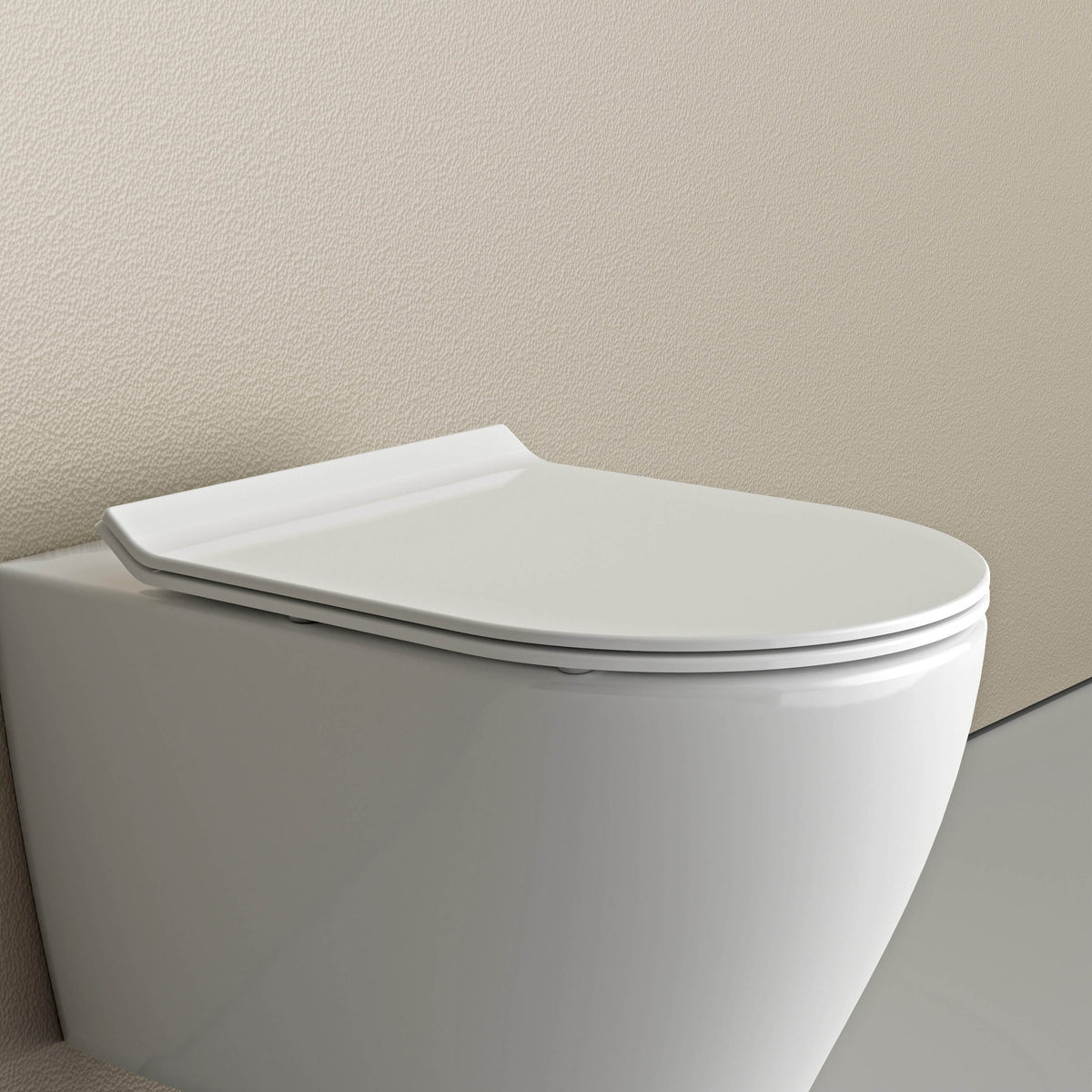 Flacher WC-Sitz aus weißem Duroplast mit geschlossenem Deckel und Absenkautomatik