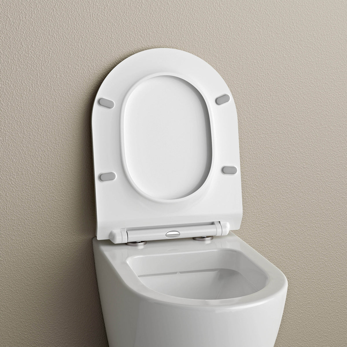 Weißer WC-Sitz mit hochgeklapptem Deckel und vier Auflagepuffern