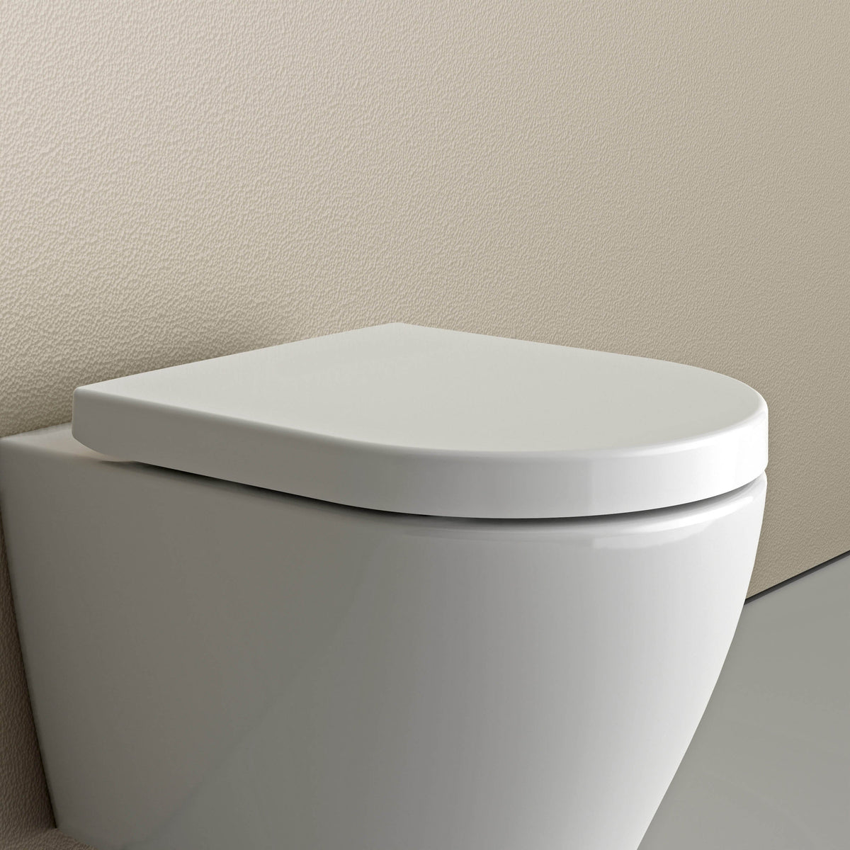 Kompakter WC-Sitz aus weißem Duroplast mit geschlossenem Deckel und Softclose-Funktion