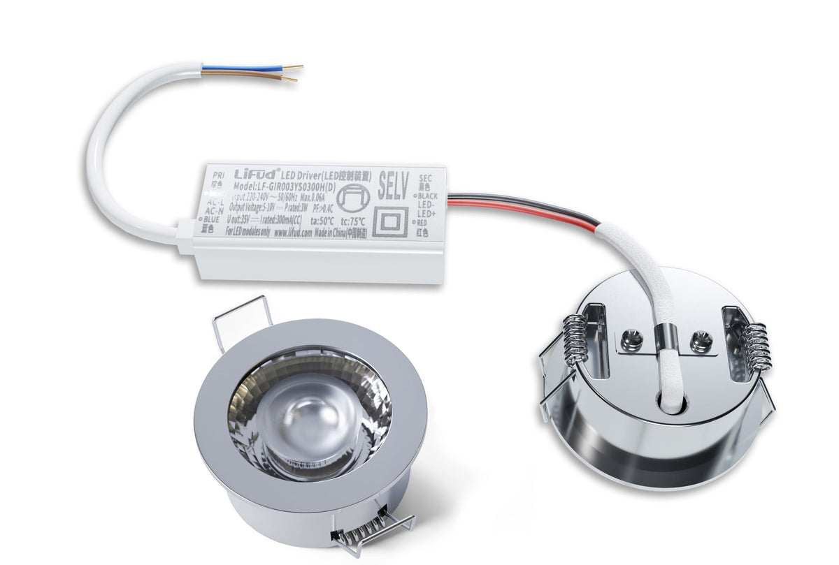 Kompakter LED-Einbauspot mit silbernem Rahmen, Linse und angeschlossenem Treiber