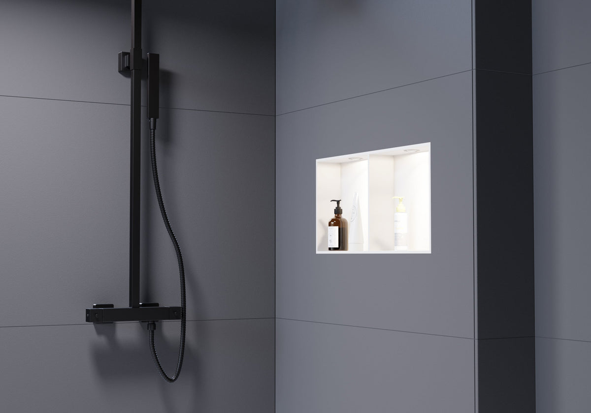 LED-Einbauspots beleuchten ein zweigeteiltes Wandregal in der Dusche.