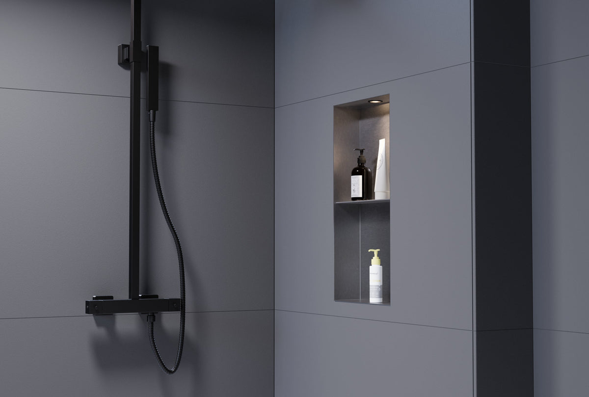LED-Einbauspot beleuchtet ein schmales, dunkles Duschregal.