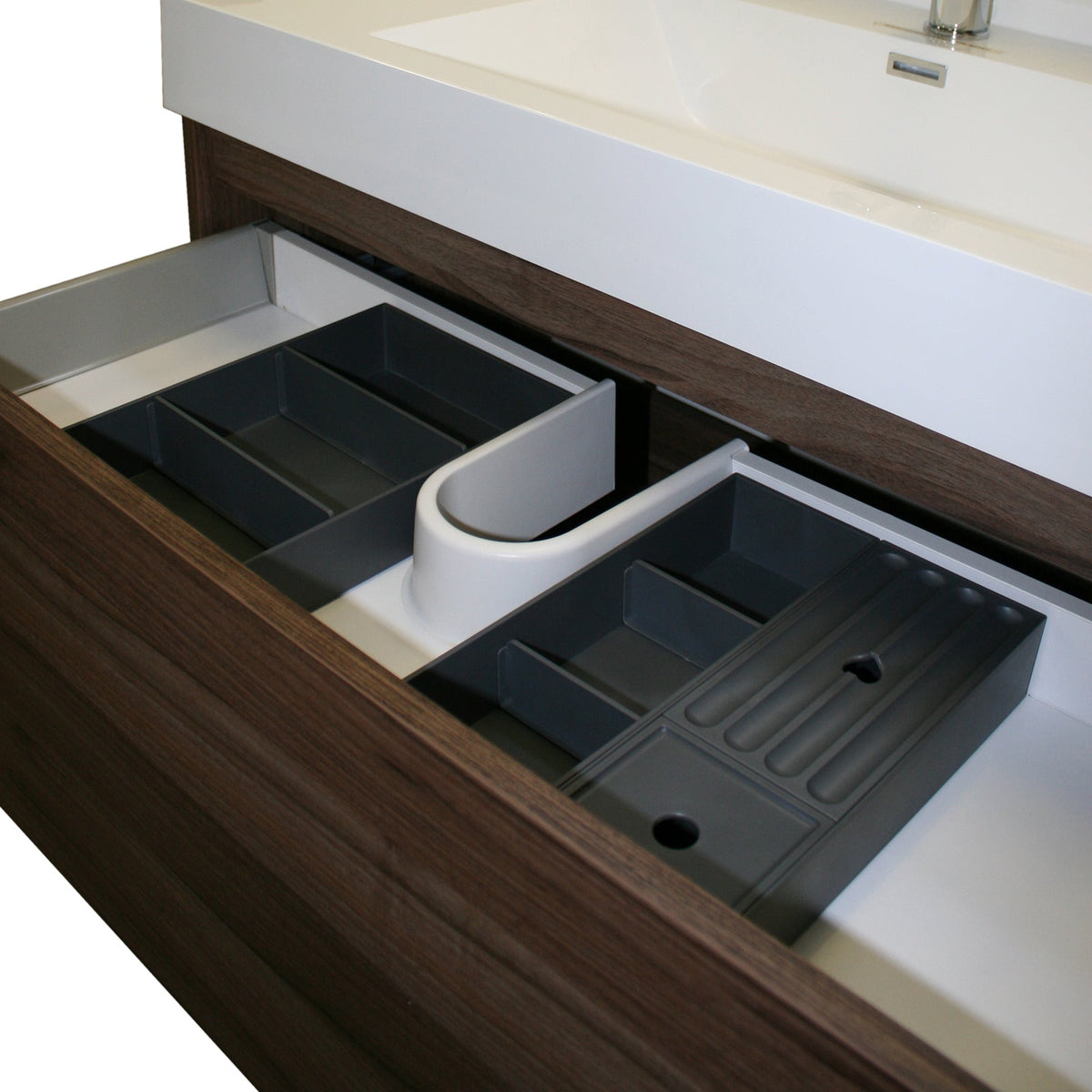 Modulares Schubladen-Ordnungssystem im geöffneten Badschrank eingesetzt