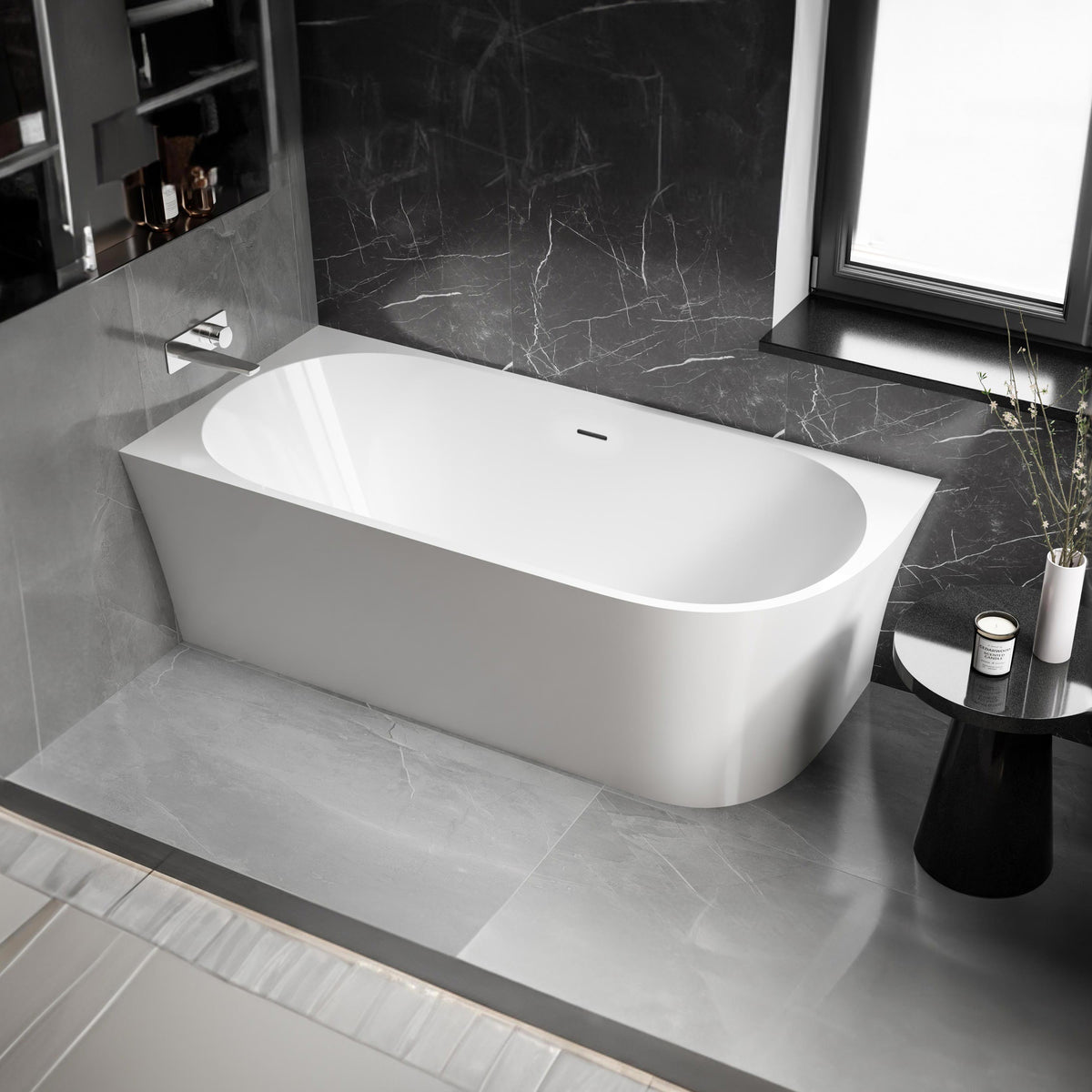 Schmale glänzend weiße Acryl-Eckbadewanne mit abgerundeter Vorderseite und Ablauföffnung
