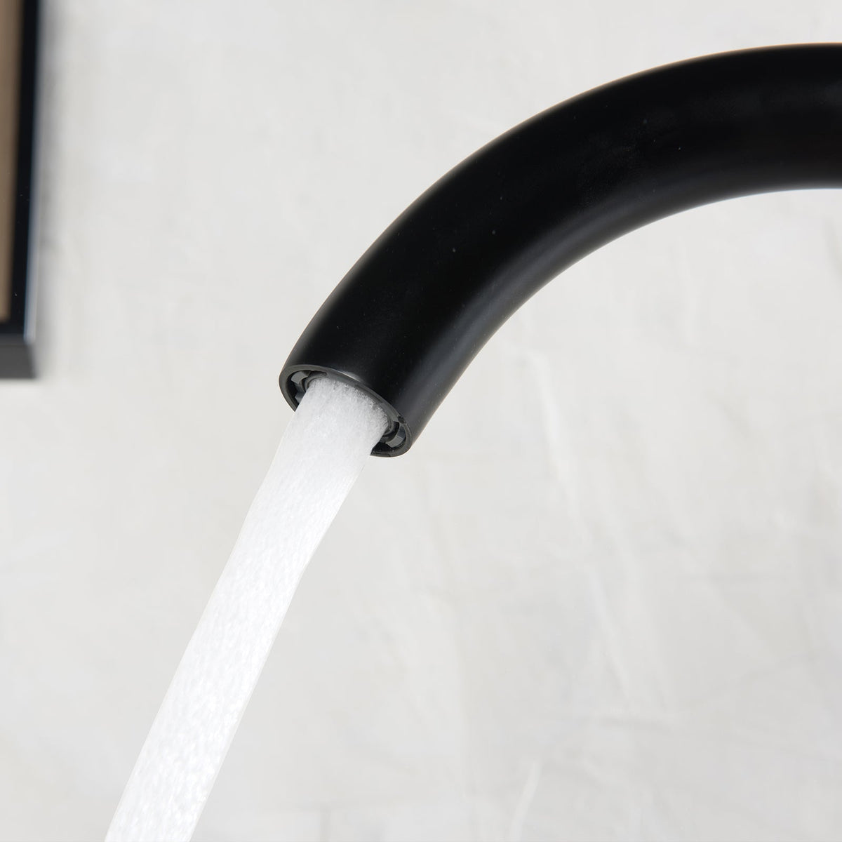 Schwarze Boden-Wannenarmatur in runder Form – 117 cm – Ansicht 4