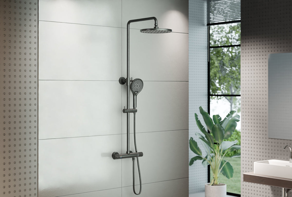 Schwarze Thermostat-Duschsäule mit Kopf- und Handbrause – Ansicht 2