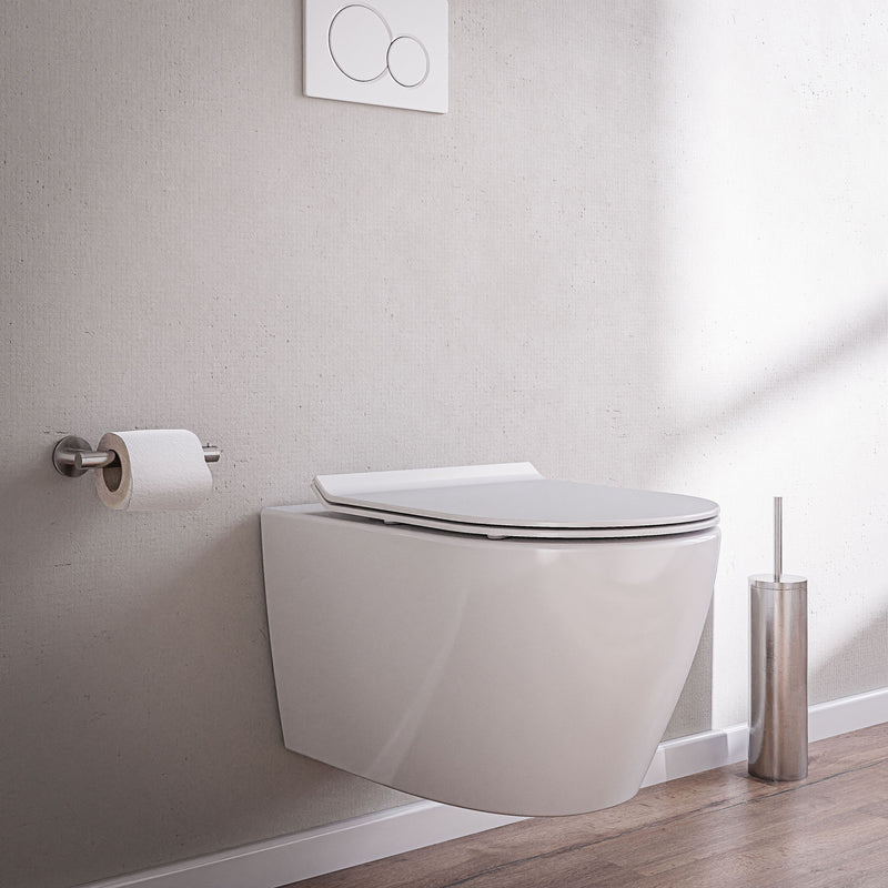 Wand-WC aus weißer Keramik mit flachem Sitzdeckel und offenem Spülrand