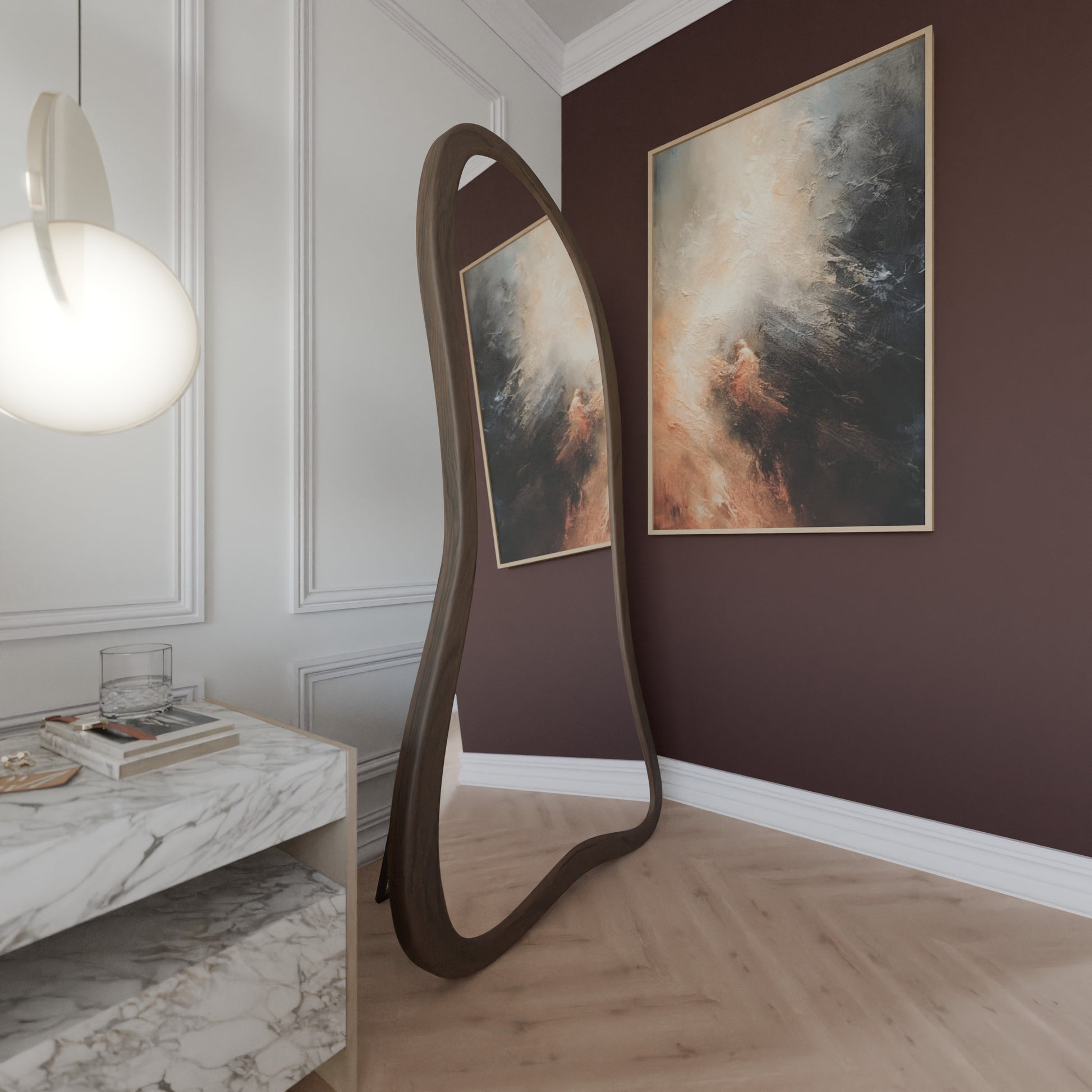 Seitenansicht vom organisch geformten Standspiegel mit dunklem Holzrahmen vor Akzentwand, skulpturaler Look