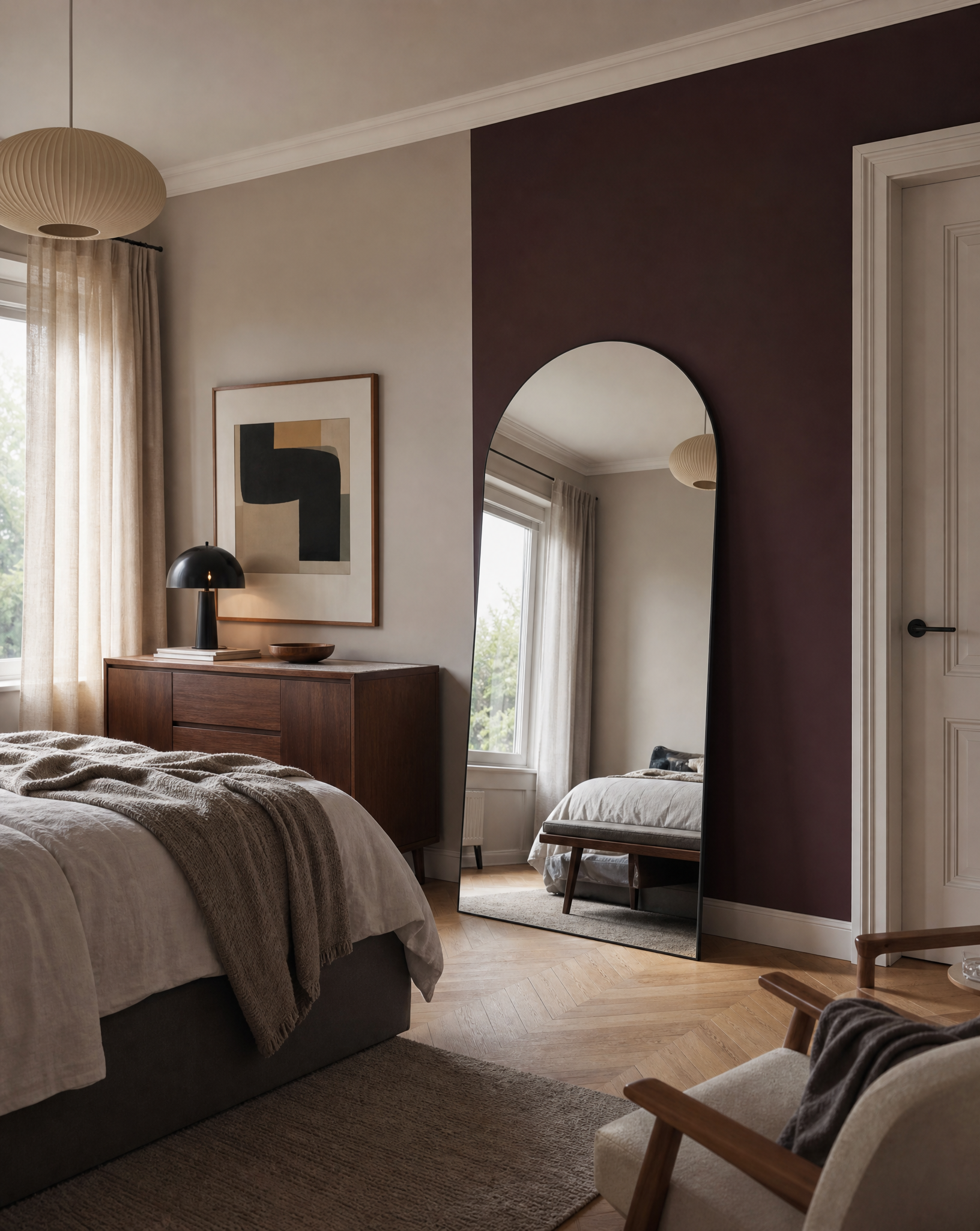 Schlafzimmer mit schwarzem Standspiegel neben der Kommode
