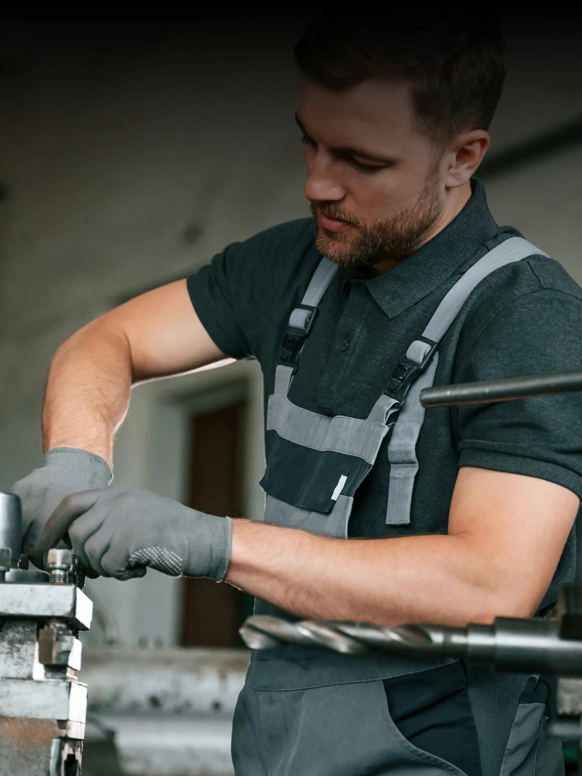 Mitarbeiter passt sorgfältig Bauteile für einen individuell konfigurierten Spiegel oder ein Möbelstück an.