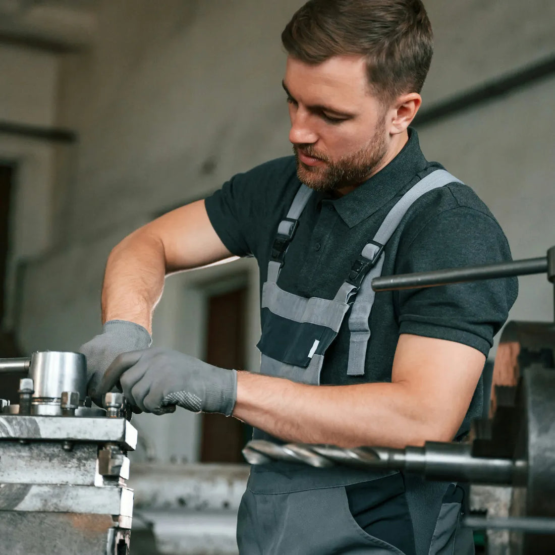 Techniker montiert mit Sorgfalt Einzelteile für einen konfigurierbaren Spiegel oder ein Möbelstück in der Werkstatt.